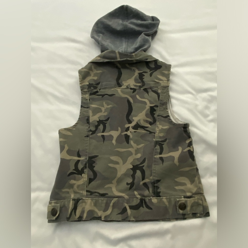 Women’s Camouflage pattern hooded vest. Attached grey hood. Size X-Small - Picture 6 of 7